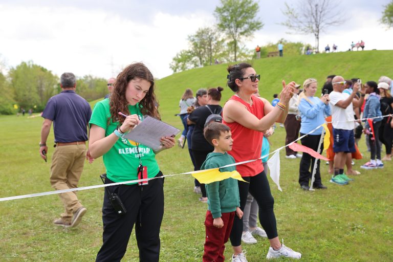 Running is Elementary: PHM staff volunteers & parents cheering